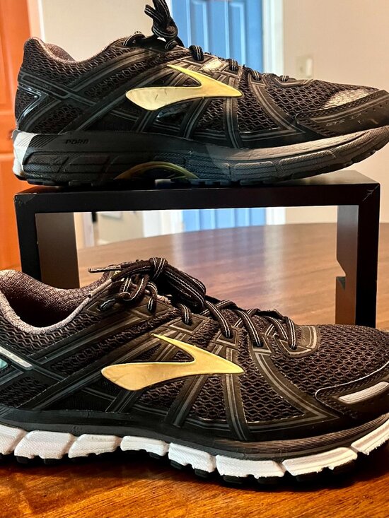 Sz 12-Brooks Adrenaline GTS 17 Running Shoes in Black Anthracite Gold Colorway